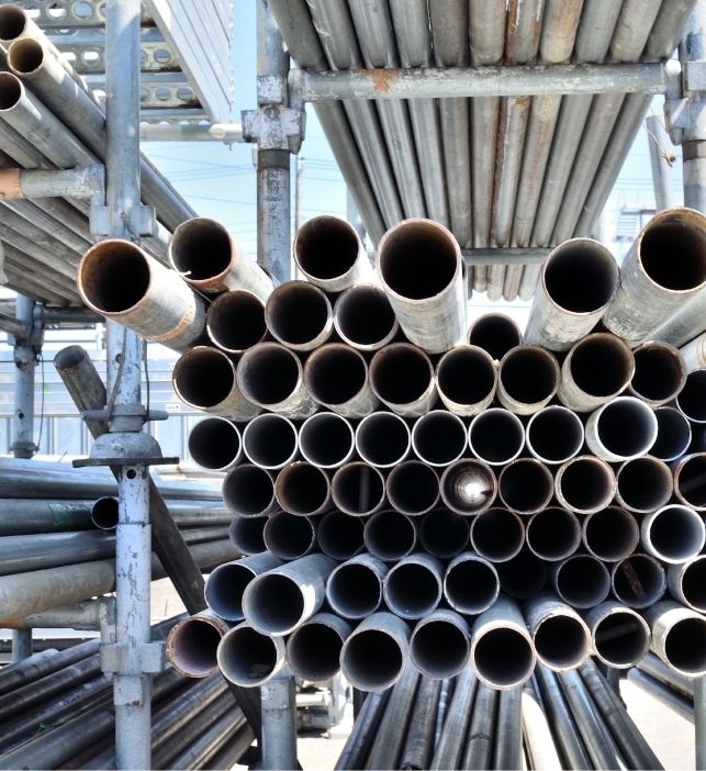 Stapel von Metallrohren auf einer Baustelle